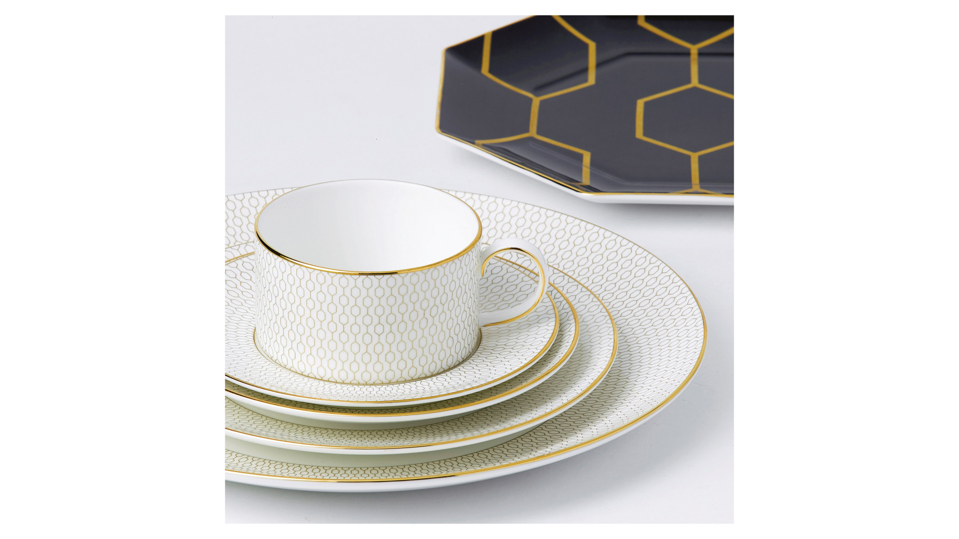 10671514 Wedgwood Тарелка пирожковая Wedgwood Аррис 17см Фарфор костяной  - Вид №1