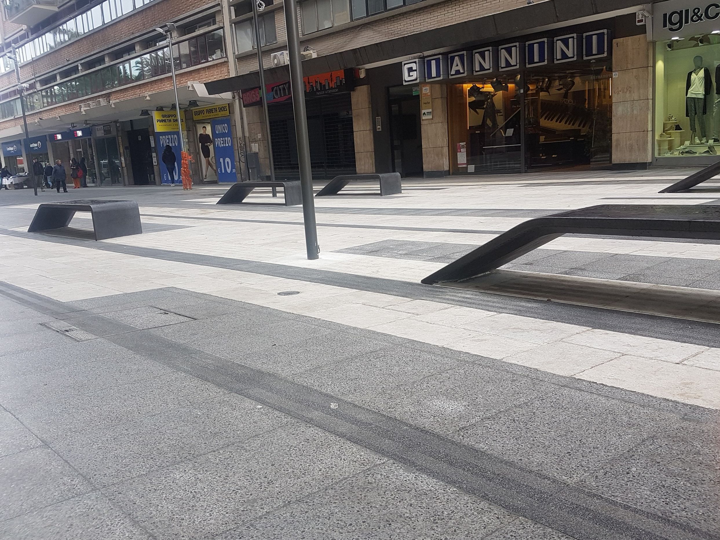 Скамейка без спинки из бетона и черного мрамора Viscio Urban Design Panchina in materiali cementizi ARCH-00015273 - Вид №4