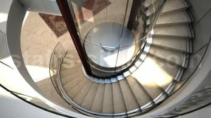 Siller Treppen Винтовая лестница из стали и стекла Cobra