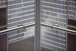 FSRT815 Показан интерьер лифта Levele-108 с верхними панелями из стекла vivispectra Spectra с прослойкой светового люка и стандартной отделкой; нижние панели из нержавеющей стали с отделкой кайзкой; поручень компаса в частном месте Forms-surfaces