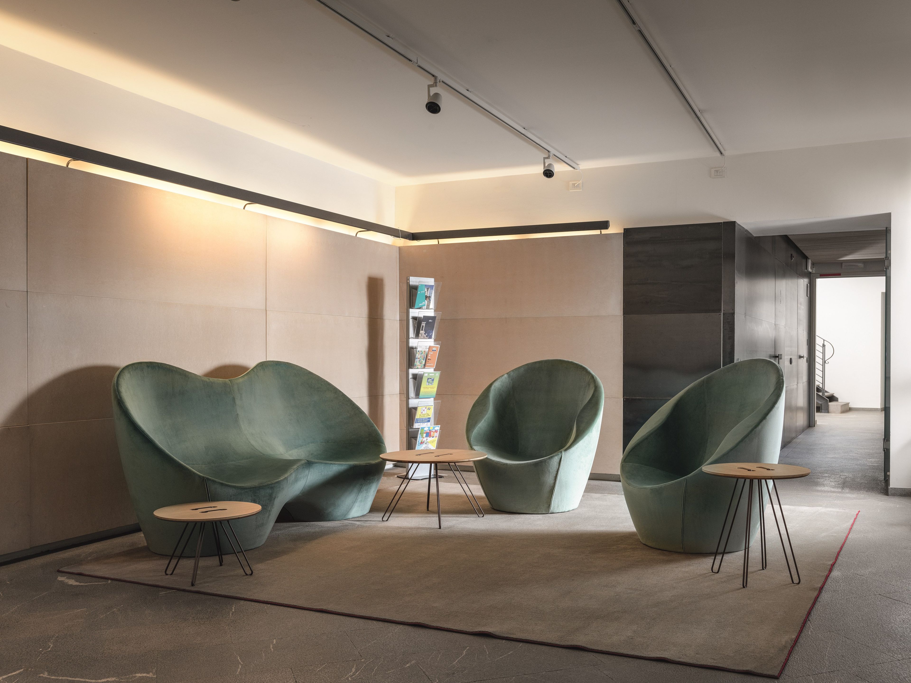 Высокий круглый журнальный столик из дуба Casamania & Horm Twine T ARCH-00086347 - Вид №3