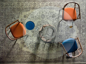 Круглый стол из дерева и стекла