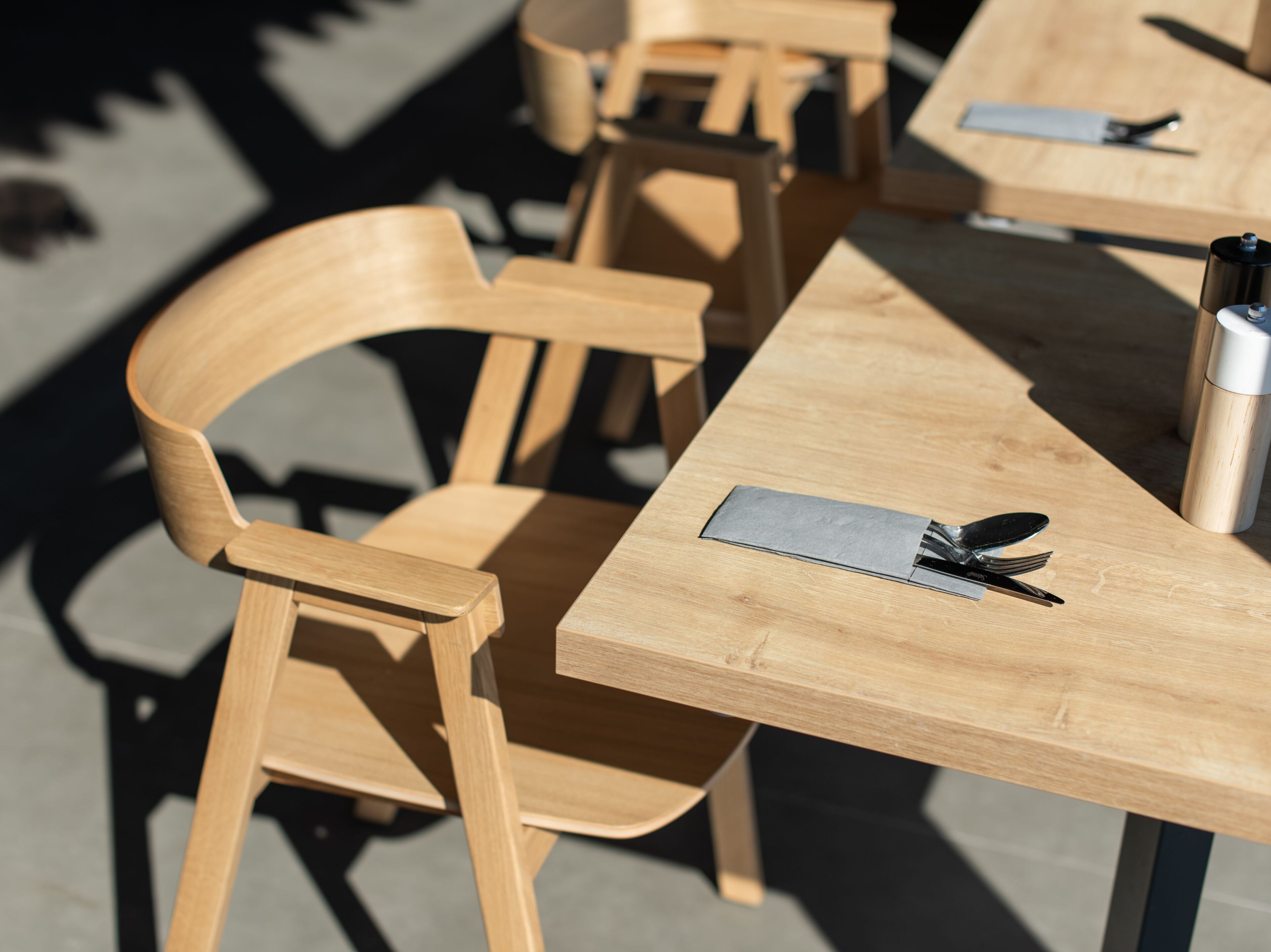 Дубовый стул с подлокотниками Gazzda FLIP ARCH-00129100 - Вид №7