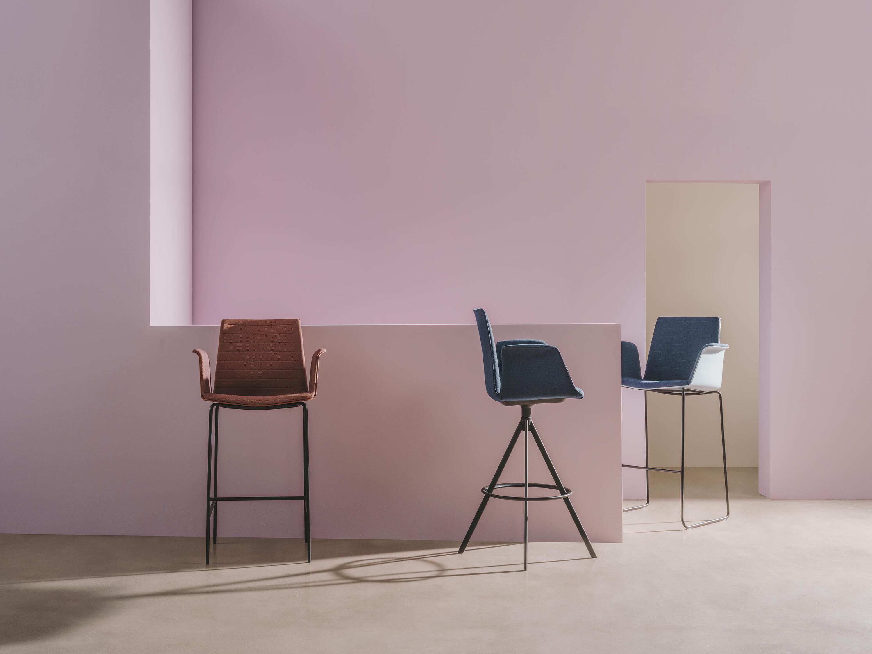 Поворотный тканевый табурет с подлокотниками Andreu World Flex Armchair ARCH-00026841 - Вид №2