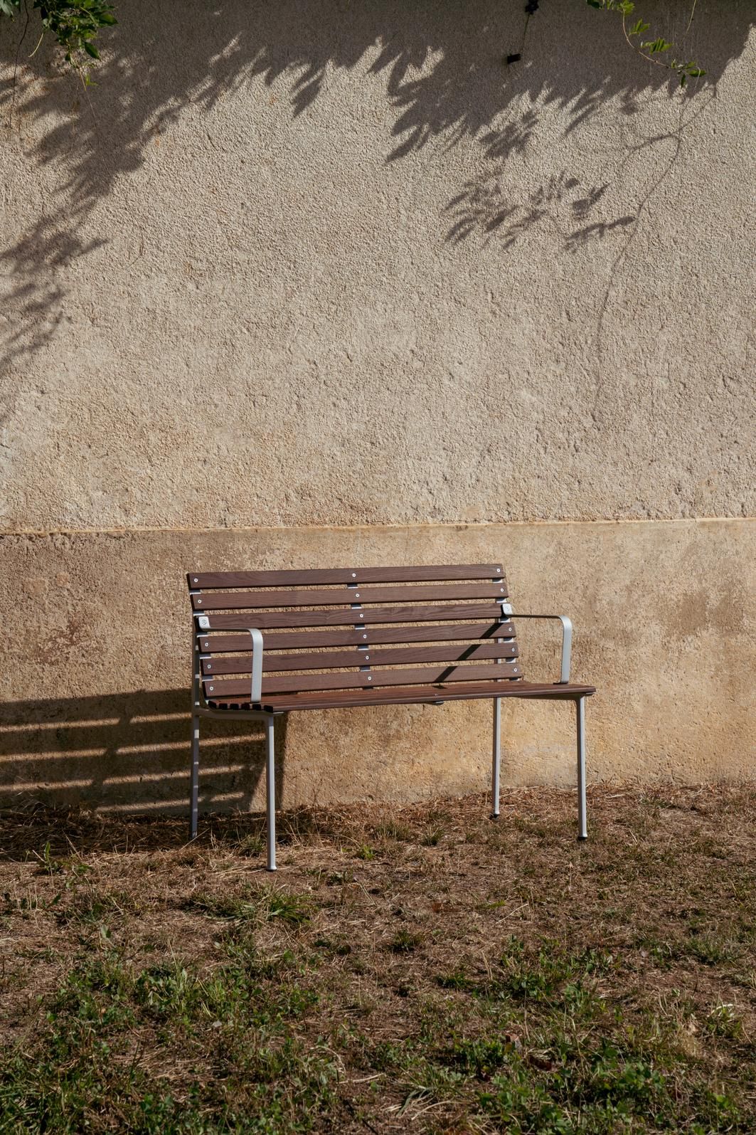 Садовая скамейка из ясеня с подлокотниками и спинкой Hay Траверс ARCH-00090628 - Вид №3