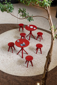 Низкий деревянный стул с мягким сиденьем