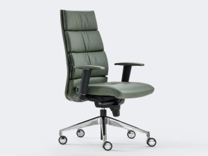 Кожаное офисное кресло с подлокотниками