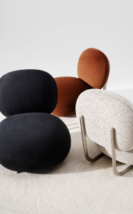 Металлический стул с тканевой обивкой