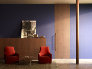 Стена заподлицо висит дверь