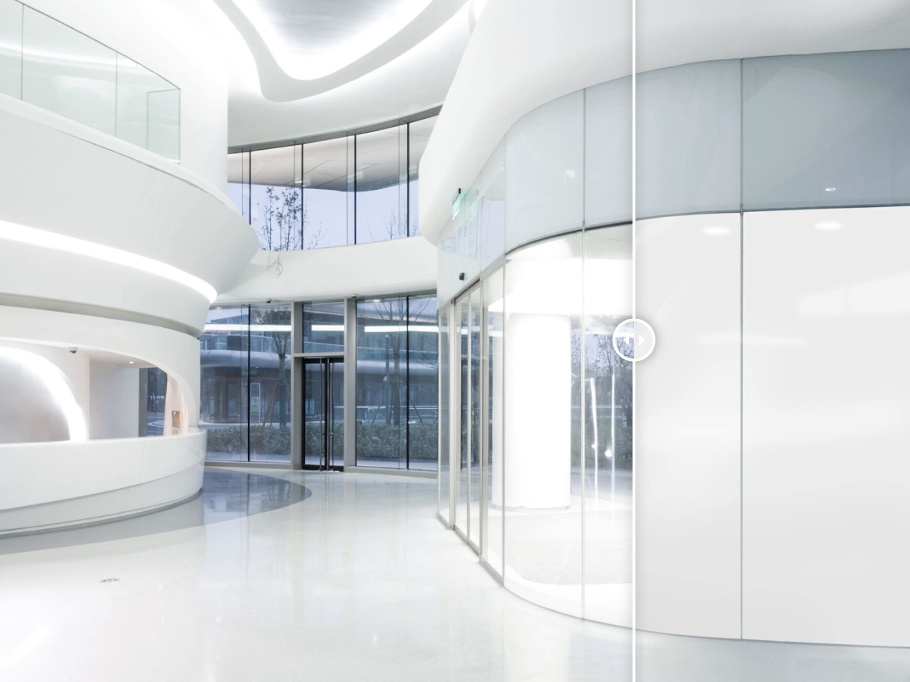 Изогнутая стеклянная стена с контролем конфиденциальности VITRIK Vitrik ® Privacy ARCH-00078080