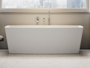 Прямоугольная ванна в центре комнаты из смолы