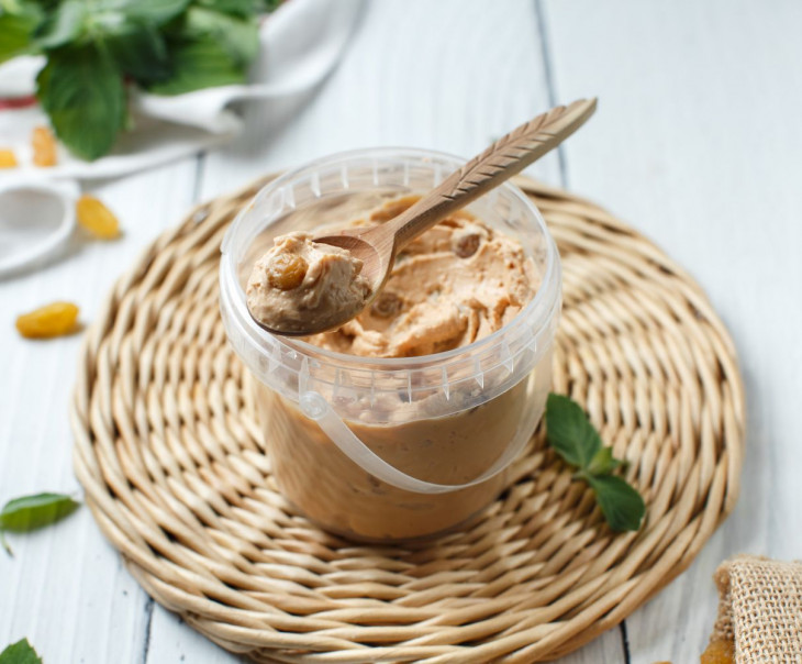 6929 Масса творожная из топленого творога с изюмом 15% Вкусляндия  - Вид №1