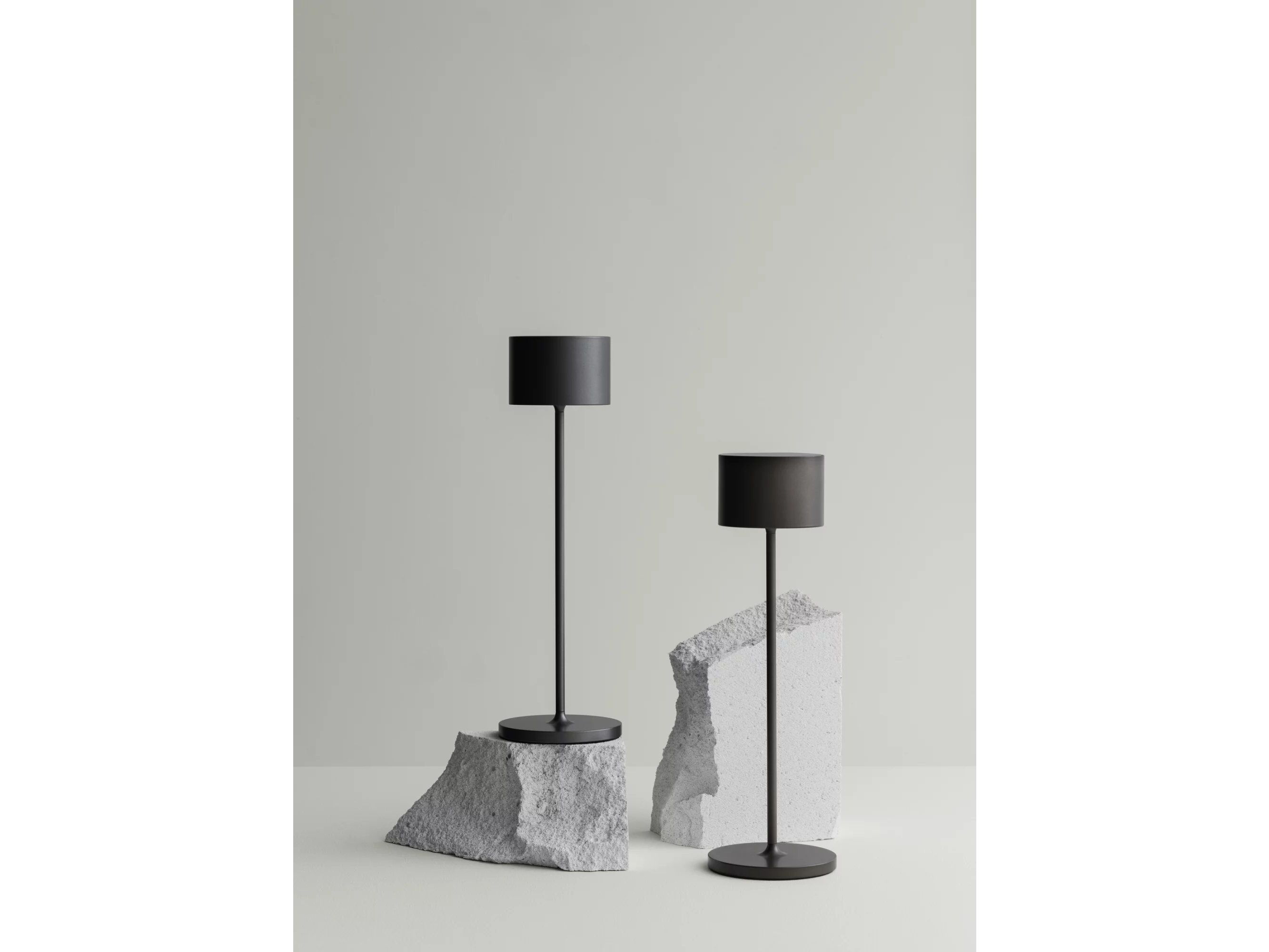 Алюминиевая светодиодная настольная лампа с батарейным питанием blomus Farol ARCH-00068766 - Вид №9