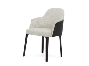 Черное мягкое кресло с подлокотниками