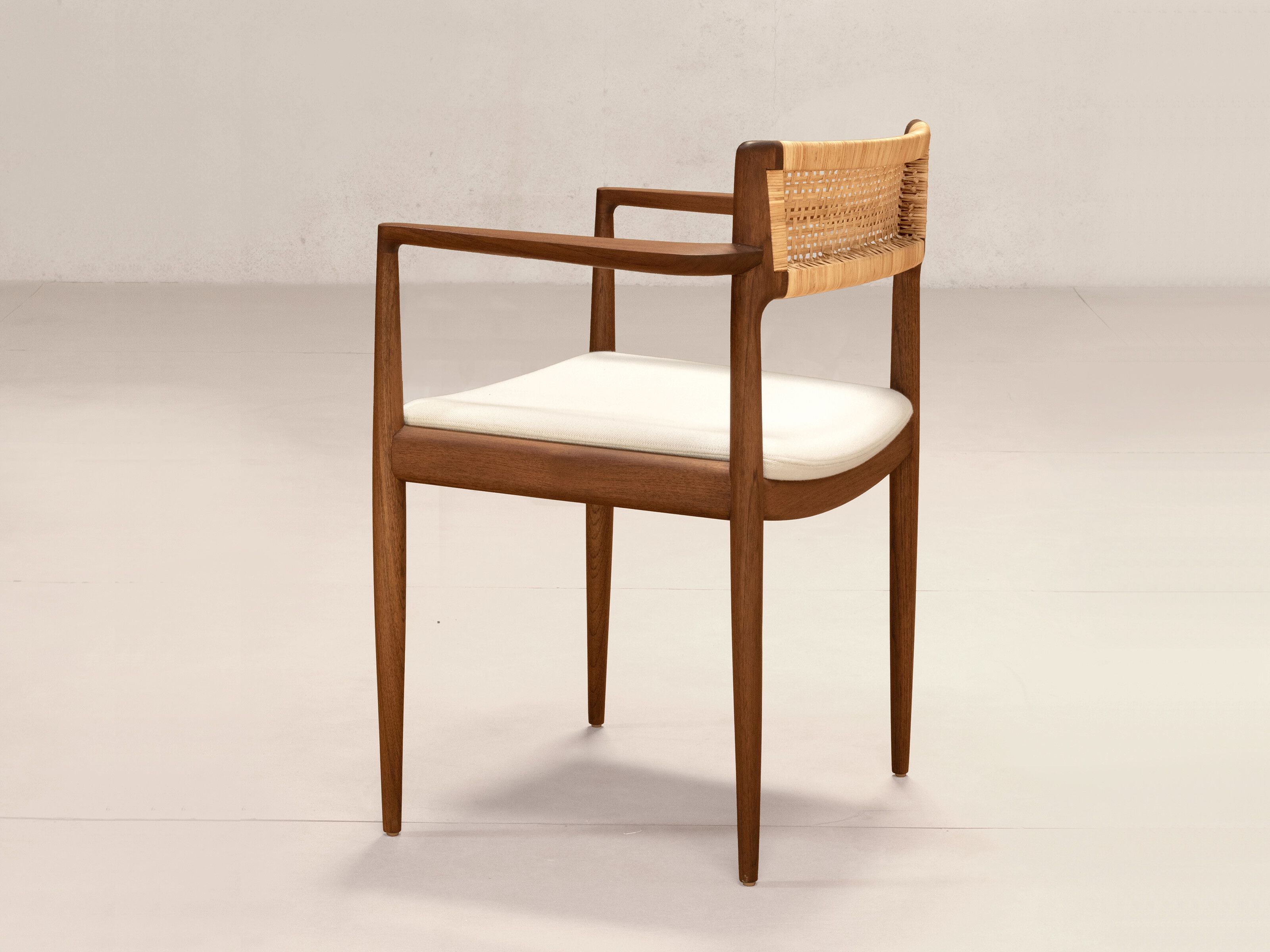 Мягкий стул из тикового дерева с подлокотниками Phantom Hands Tangāli ARCH-00109147