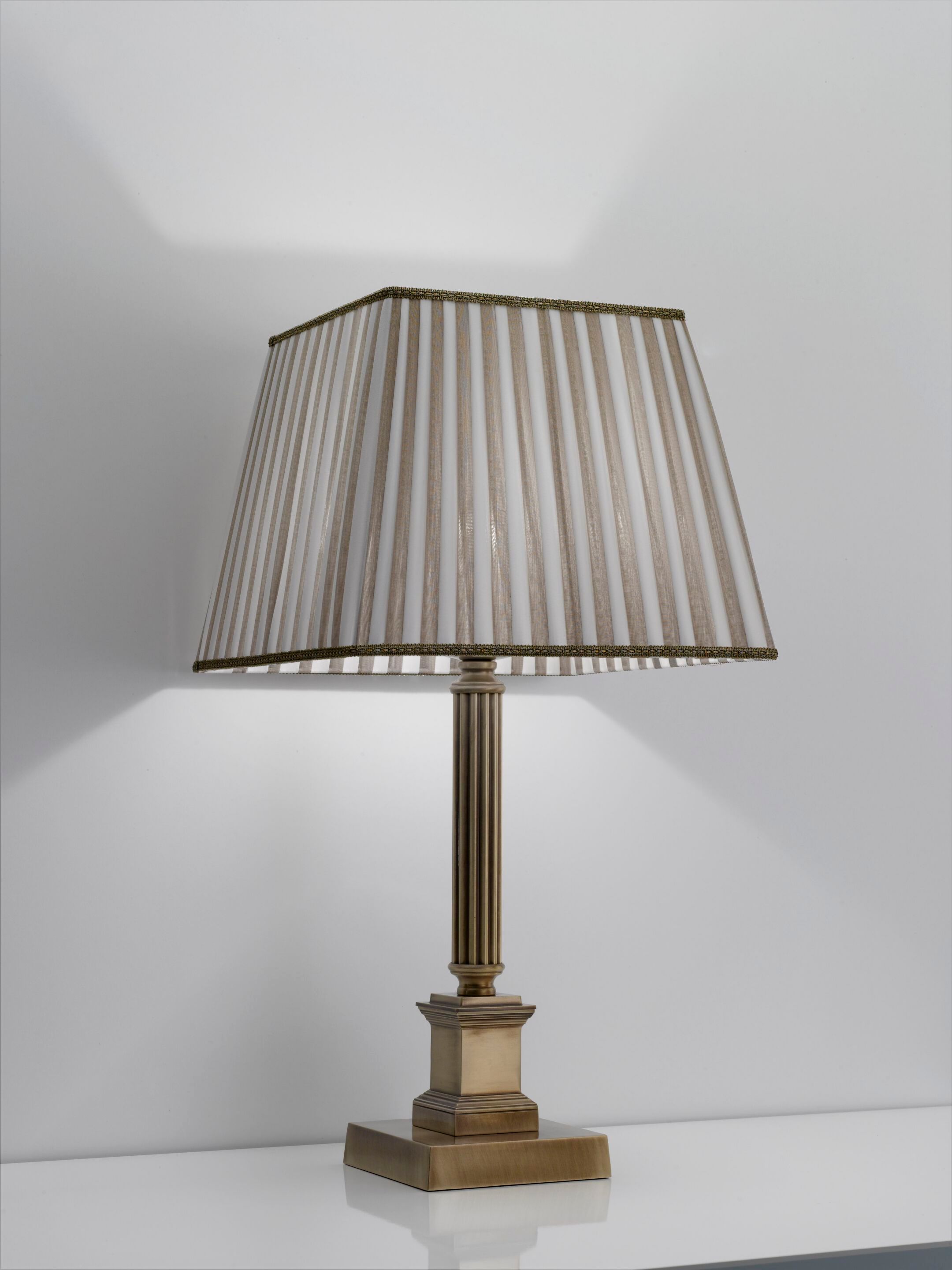 Латунная светодиодная настольная лампа с тканевым абажуром Cremasco Illuminazione Венецианская традиция ARCH-00071694