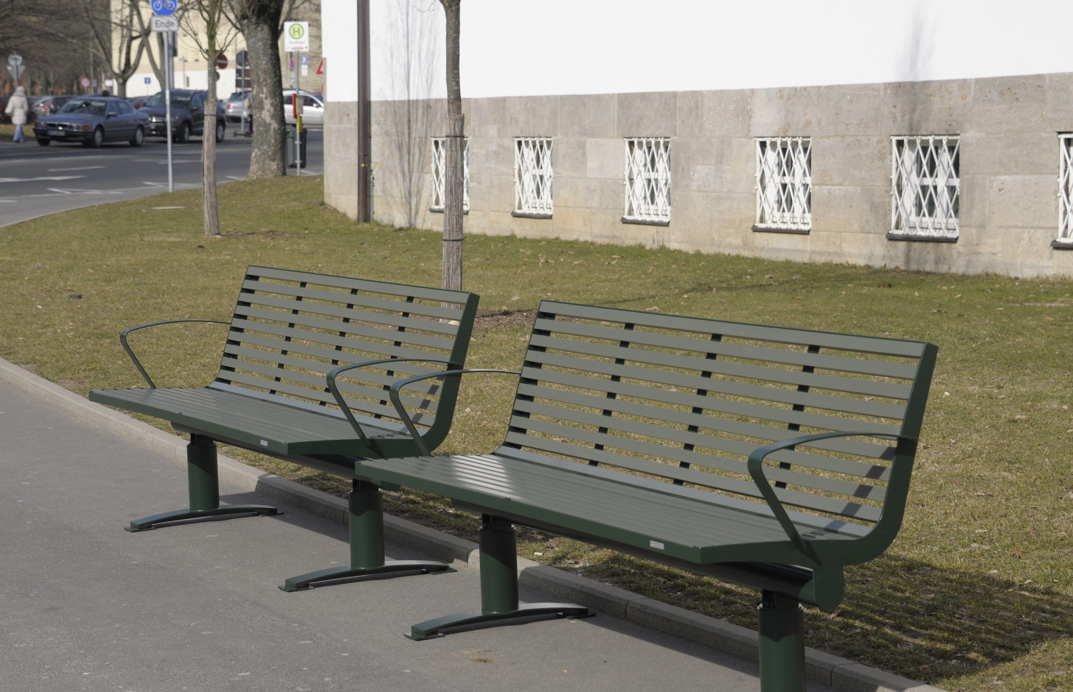 Скамейка из нержавеющей стали и ПЭТ с подлокотниками BENKERT BANKE Comfony ARCH-00065172 - Вид №1