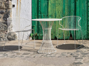 Штабелируемый стальной стул с подлокотниками