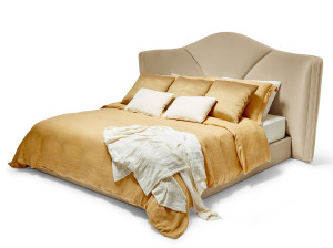 Бархатная двуспальная кровать