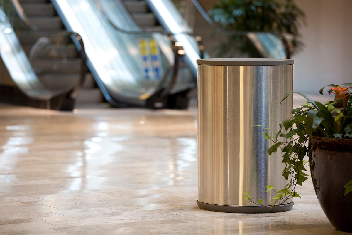 Универсальная емкость для мусора и утилизации, 36 галлонов, с боковым отверстием, стандартное отверстие / круглое отверстие, изображение мусора на сером фоне, изображение бутылок и банок на синем фоне, корпус из нержавеющей стали с матовой отделкой Forms Forms-surfaces FRMR195 - Вид №11