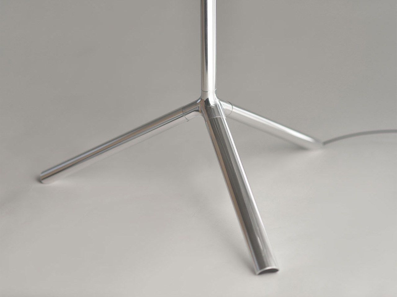 Регулируемая алюминиевая светодиодная напольная лампа Rakumba Hangman ARCH-00128980 - Вид №8