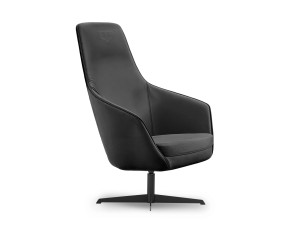 Кожаное кресло с высокой спинкой