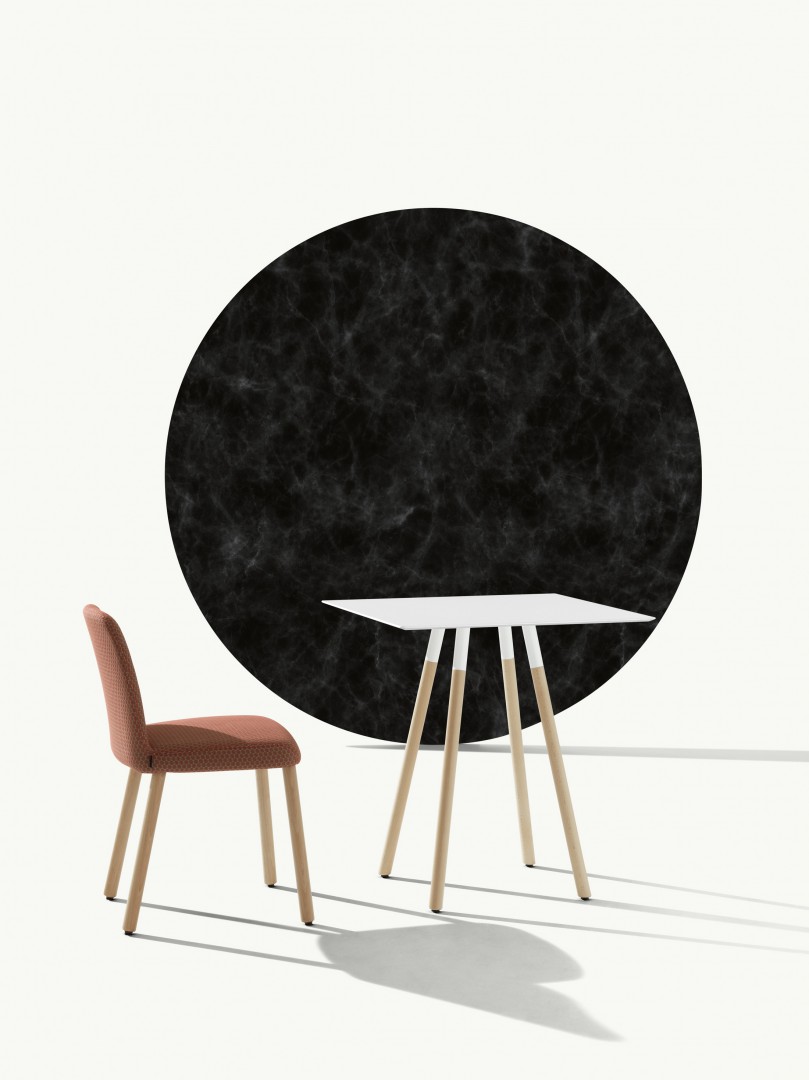 Myra 656 Кресло с четырьмя ножками, деревянным каркасом и тканевой обивкой. Выпускается из пенопласта с впрыском политуретана в соответствии с правилами пожарной безопасности Великобритании. Et al. Myra - Вид №1