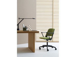 Пластиковый мягкий стул с подлокотниками