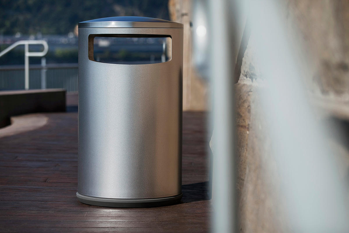 Универсальный контейнер для мусора и утилизации, 36 галлонов, верхнее отверстие, трехпоточный, изображение "бутылки и банки" на синем фоне, изображение "бумага" на синем фоне, "мусор" на сером фоне и корпус из нержавеющей стали с сатинированной отделкой F Forms-surfaces FRMR194 - Вид №10