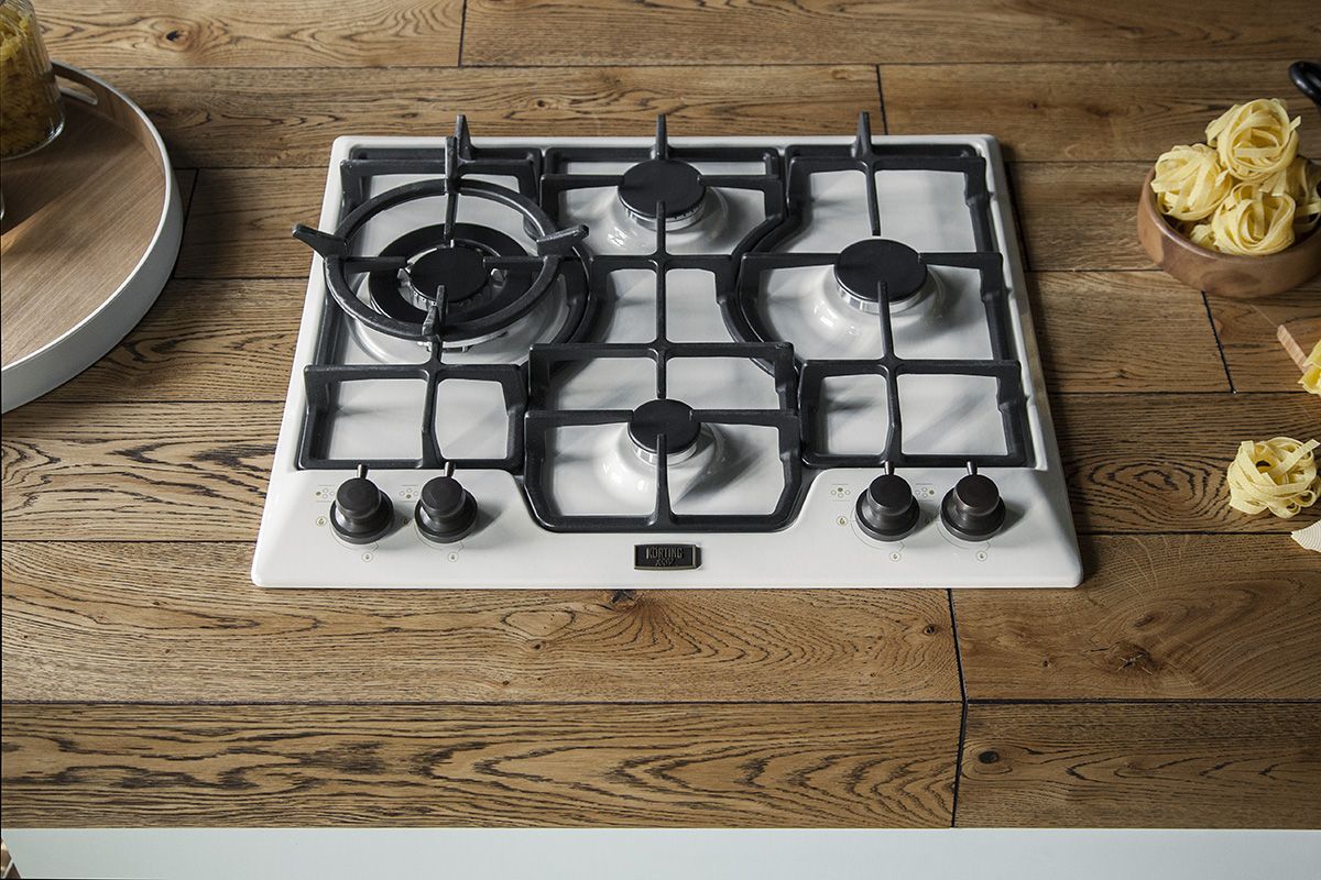 HG 6115 CTRI Встраиваемые газовые панели / газ, neoclassic, серия " 1889", 60x51 см, газовая, независимая, электроподжиг, газ-контроль, утопленные чугунные решетки, адаптер для wok-конфорки, античный белый Korting Korting 1889 Santreyd  - Вид №1