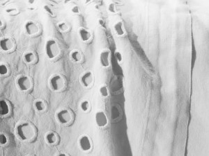 Вышитая простыня из льна