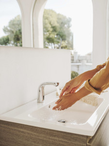 Хромированный латунный электронный смеситель для раковины с ограничителем расхода