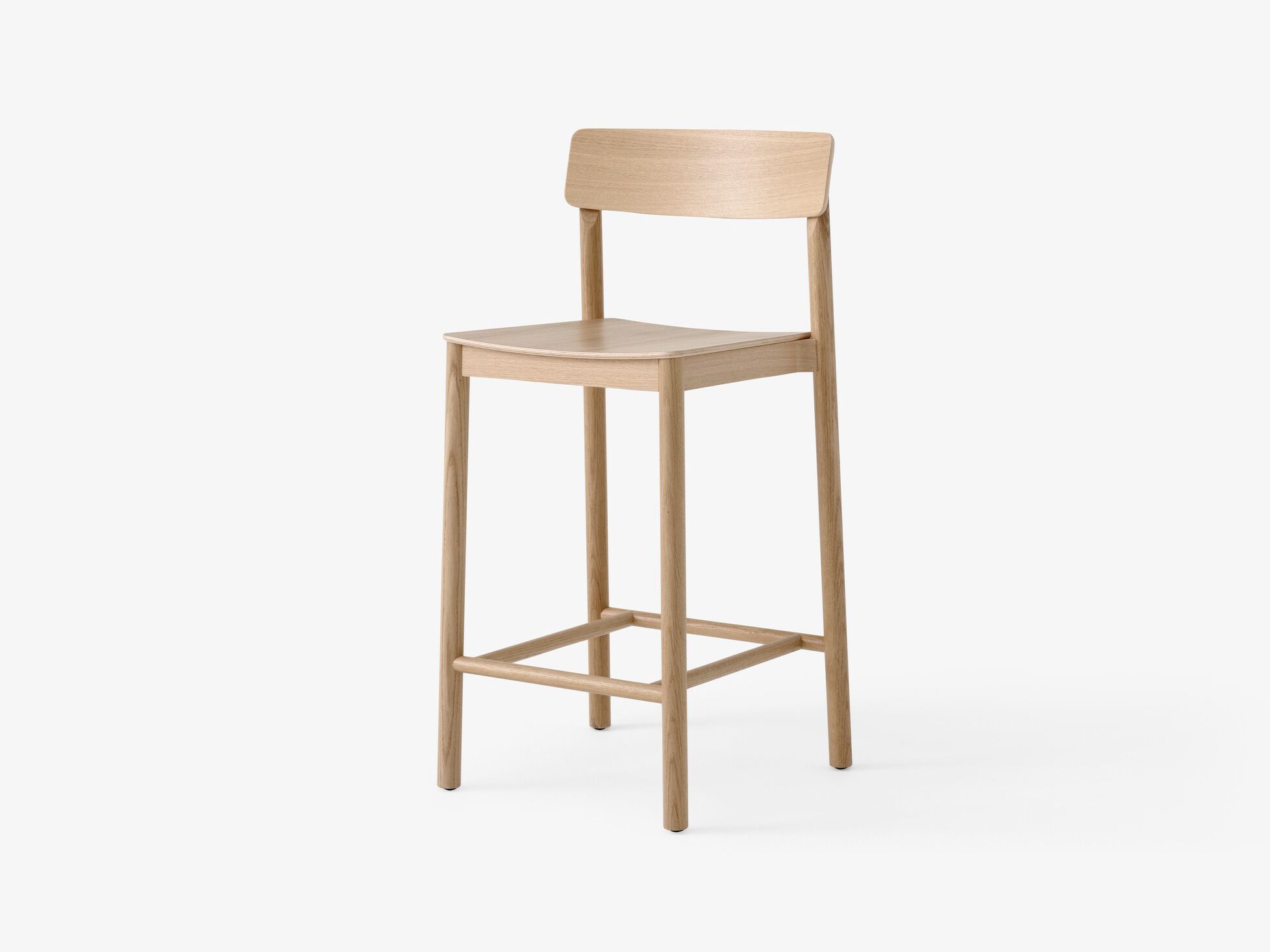 Твердый деревянный кухонный стул с подставкой для ног &Tradition Betty ARCH-00102463