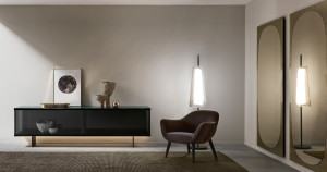 Стеклянный шкаф с раздвижными дверями со встроенным освещением