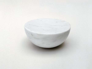 Скульптурный мраморный низкий табурет