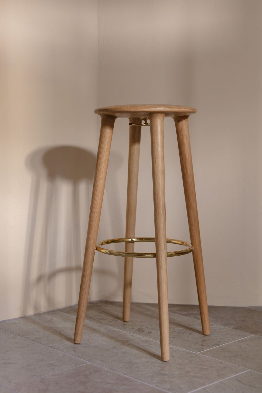 Высокий дубовый барный стул с подставкой для ног UMAGE светская львица ARCH-00042910 - Вид №2