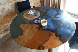 Круглый стол из фаянса и дуба