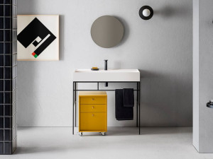 Состав ванной комнаты с раковиной, зеркалом, лампой и комодом