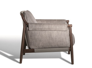 Тканевое кресло с подлокотниками