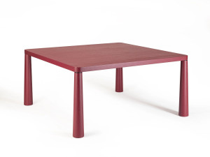 Деревянный квадратный стол