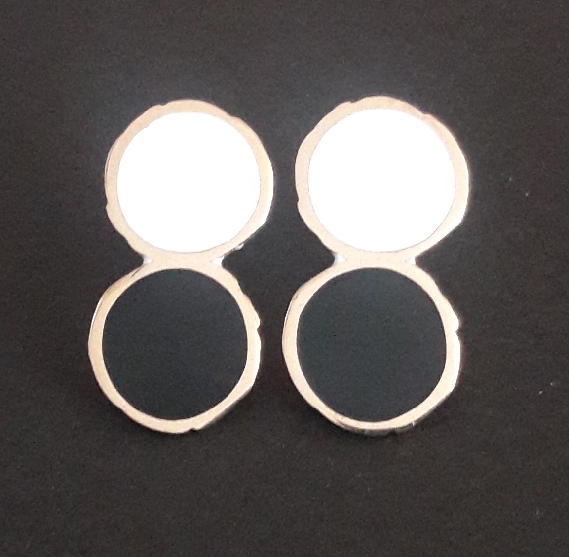 EB202 Серьги-гвоздики, эмаль белая и черная,бронза, застежка серебро 925 ELENA BERTELLOTTI Santreyd 