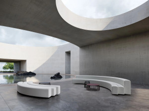 Изогнутый садовый диван