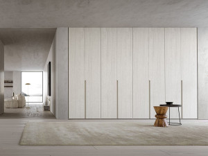 Деревянный шкаф