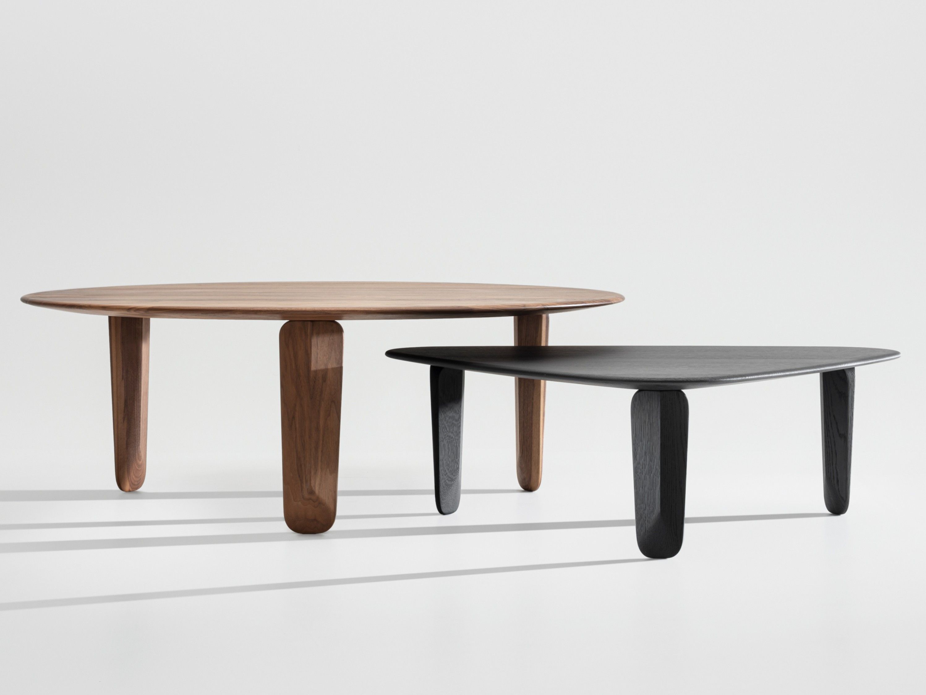 Треугольный низкий журнальный столик из массива дерева ZEITRAUM Kuyu ARCH-00099196 - Вид №1