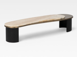 Низкий деревянный журнальный столик