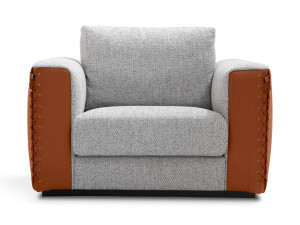 Тканевое кресло с подлокотниками