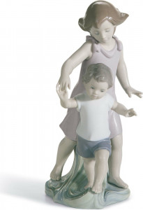 10669159 LLADRO Фигурка Lladro "Позволь помочь" 20х9см Фарфор