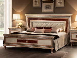 Деревянная кровать с капитонным изголовьем