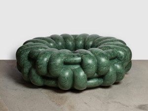 Изогнутая мраморная скамья