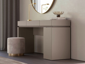 Деревянный туалетный столик